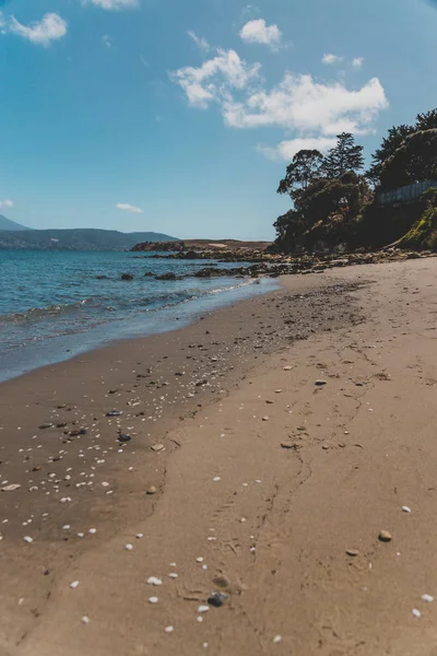 Pohled na Opossum Bay Beach za slunečného letního dne s nikým na t — Stock fotografie