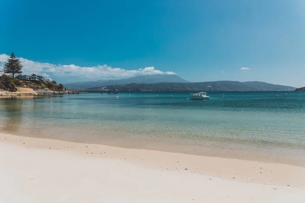 Utsikt över Opossum Bay Beach på en solig sommardag med ingen på t — Stockfoto