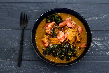 Sağlıklı bitkisel tarif kavramı, köri soslu sebze güveci lahana domatesleri ve torilla cipsi.