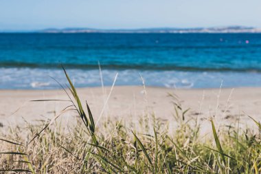 Hava kararmadan önce güneşli bir yaz günü Blackman Körfezi manzarası Hobart kenti yakınlarındaki en popüler plajlardan biridir.