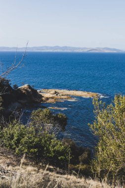 Hava kararmadan önceki güneşli bir yaz gününde Blackman Körfezi 'nden gelen su manzarası Hobart kenti yakınlarındaki en popüler plajlardan biridir.