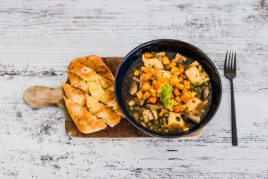 sağlıklı bitkisel yemek tarifleri konsepti, sebze çorbalı vejetaryen ravioli ve balkabağı ve sarımsaklı ekmek.