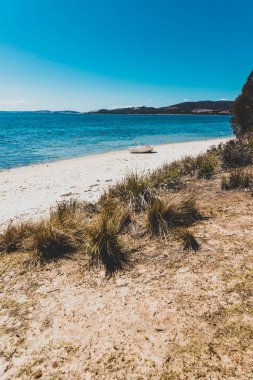 Legacy Beach, Tazmanya - 23 Şubat 2020: Hobart 'ın güneyindeki Coningham plajı yakınlarındaki Legacy Beach yürüyüş pistinden görüldüğü üzere Derwent Nehri' nin vahşi Tazmanya manzarası ve el değmemiş turkuaz suyu.