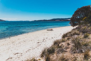 Legacy Beach, Tazmanya - 23 Şubat 2020: Hobart 'ın güneyindeki Coningham plajı yakınlarındaki Legacy Beach yürüyüş pistinden görüldüğü üzere Derwent Nehri' nin vahşi Tazmanya manzarası ve el değmemiş turkuaz suyu.