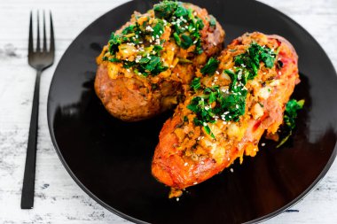 sağlıklı bitkisel yemek tarifleri, fırında sebzeli patates ve fasulye ve ıspanak soslu tatlı patates.