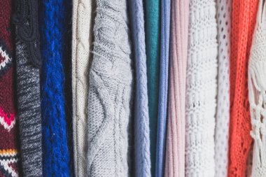 Kavramsal natürmortların düzenlenmesi ve düzenlenmesi, farklı örgü çeşitlerinin düzenli bir şekilde sıralanması, sığ alan derinliğinde çekilen siyah askılar üzerine dizilmiştir. 