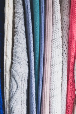 Kavramsal natürmortların düzenlenmesi ve düzenlenmesi, farklı örgü çeşitlerinin düzenli bir şekilde sıralanması, sığ alan derinliğinde çekilen siyah askılar üzerine dizilmiştir. 