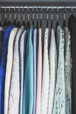 Kavramsal natürmortların düzenlenmesi ve düzenlenmesi, farklı örgü çeşitlerinin düzenli bir şekilde sıralanması, sığ alan derinliğinde çekilen siyah askılar üzerine dizilmiştir. 