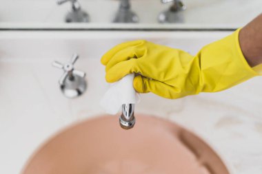 Bakteri ya da virüslerin yüzeylerini dezenfekte etme konsepti, eldiven temizleme banyosu lavabosu ve ıslak mendille dezenfekte etme 