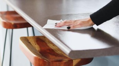 Bakteri ve virüslerin dezenfekte yüzeyleri, dezenfektan ıslak mendille el temizliği masası