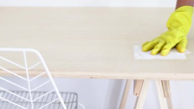 Bakteri ve virüslerin dezenfekte yüzeyleri, dezenfektan ıslak mendille el temizliği masası