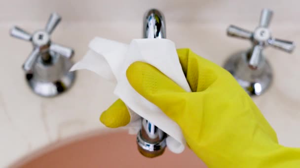 細菌やウイルスから表面を消毒するという概念です消毒剤のぬれたワイプで手袋の掃除バスルームのシンクで手 — ストック動画