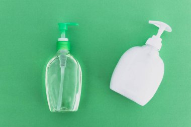 Bakteri ve virüslerle savaşmak için ellerinizi temiz tutun kavramsal yaşam, el dezenfektanı, sıvı sabun ve yeşil arka plan