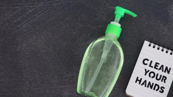Desinfectante Manos Jabón Líquido Junto Memo Con Limpie Texto Sus — Vídeo de stock