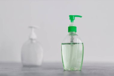 Hijyen ve bakterilerden korunma, el dezenfektanı ve mermer banyoda sıvı sabun şişesi.