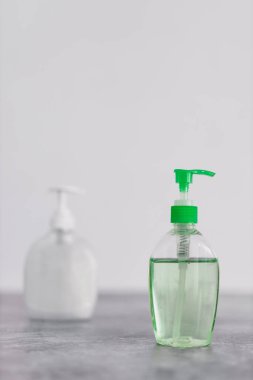 Hijyen ve bakterilerden korunma, el dezenfektanı ve mermer banyoda sıvı sabun şişesi.
