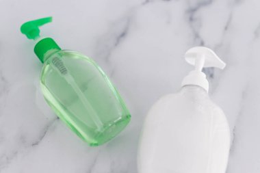 Hijyen ve bakterilerden korunma, el dezenfektanı ve mermer banyoda sıvı sabun şişesi.