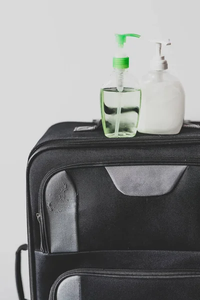Reisesicherheit Und Hygiene Zeiten Des Virus Ausbruchs Koffer Mit Händedesinfektionsmittel — Stockfoto