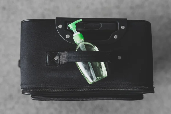 Безпека Подорожей Гігієна Під Час Спалаху Вірусу Упаковка Валізи Пляшкою — стокове фото