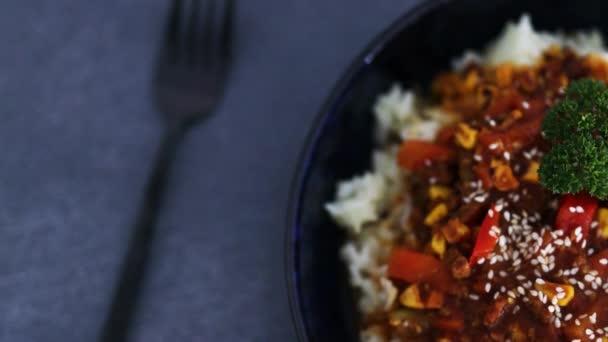 以植物为基础的食物 素食的墨西哥式米饭 配辣豆子和混合蔬菜 — 图库视频影像