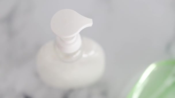 防菌卫生 大理石浴室上的洗手和液体香皂瓶及横向冲洗相机 — 图库视频影像