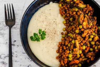 Sağlıklı bitkisel yemek tarifleri, vejetaryen mercimek ve karışık sebzeli patates püresi.