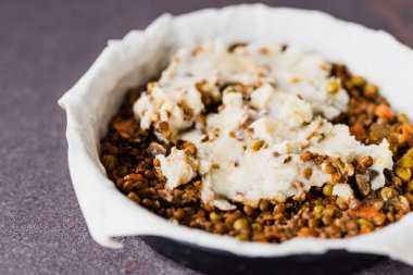 Sağlıklı bitkisel yemek tarifleri, mercimek ve patates püresi ile vejetaryen çoban pastası