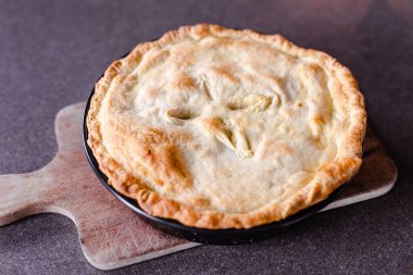 Sağlıklı bitkisel yemek tarifleri, mercimek ve fırında patates püresi ile vejetaryen çoban pastası.