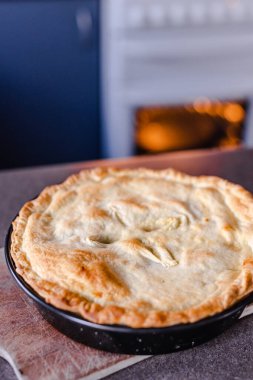 Sağlıklı bitkisel yemek tarifleri, mercimek ve fırında patates püresi ile vejetaryen çoban pastası.