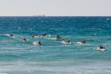 Perth, Batı Avustralya - 8 Ocak 2020: güneşli bir yaz gününde Perth yakınlarındaki City Beach 'te sörf yapmak