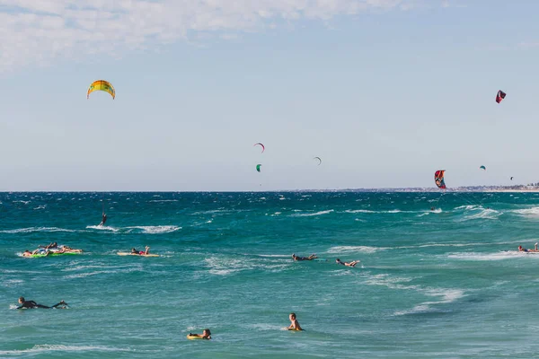 Perth Länsi Itävalia Tammikuu 2020 Leijalautailijat Vedessä City Beachillä Lähellä — kuvapankkivalokuva
