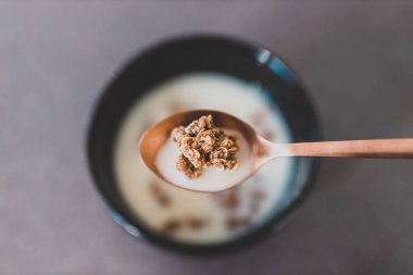 Sağlıklı ev yapımı bitkisel kahvaltı fikirleri, koyu çikolata kaplı yulaf sütlü granola