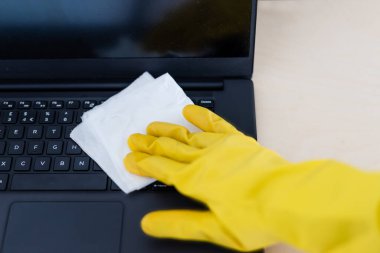 Virüs ve bakterilere karşı iyi hijyen uygulayın, elleriniz temizleme eldivenleriyle birlikte dizüstü bilgisayarları silip temizleyin.