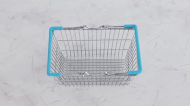 Alışveriş sepetinin içine dezenfektan şişesi yerleştirmek. Kendi kendini izole etme ve karantina dönemlerinde çok aranan ürünler.