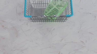 Alışveriş sepetinin içinde el dezenfektanı şişesi var. Kendi kendini izole etme ve kameralı karantinalar zamanında çok aranan ürünler.