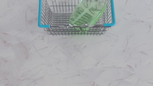 在自我隔离和隔离的时代 手洗瓶子在购物篮标志中的位置受到高度的追捧 — 图库视频影像