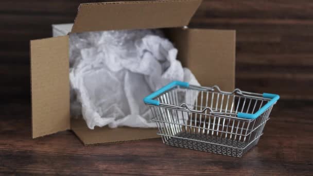 Market Teslimatı Online Alışveriş Önünde Alışveriş Sepeti Olan Açık Paket — Stok video
