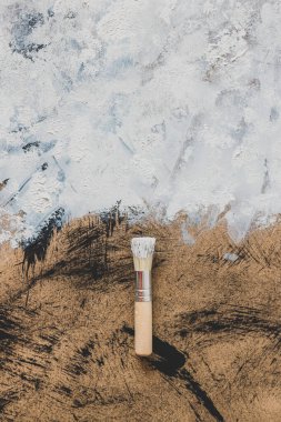 arts and diy konsepti, soyut desenli bir tablo ya da Mdf tahtasında yapıştırıcı ve nötr tonlu akrilik boya ile fotoğraf arkaplanı oluşturma çalışmaları devam ediyor