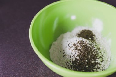 Sağlıklı ev yapımı gıda konsepti, ev yapımı otlar ve susamlı ekmeği bir kasede karıştırarak hazırlamak.