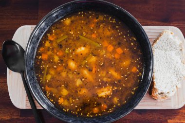 sağlıklı bitkisel yemek tarifleri, baharatlı sebze çorbası vegan çorbası ve susam tohumları.