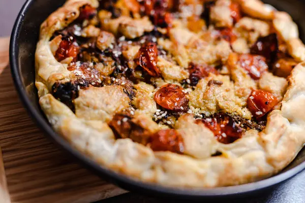 Gesunde Pflanzliche Speisenrezepte Vegane Torte Mit Kürbiszucchini Und Gerösteten Kirschtomaten — Stockfoto