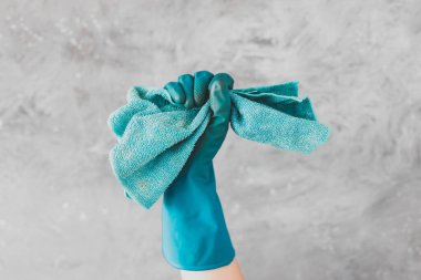 Bakteri ve virüslerle savaşmak için temizlik ve dezenfekte yüzeyleri, mikrofiber bez tutan mavi temizleme eldiveni 