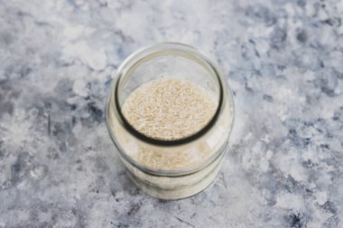 Vejetaryen kiler için sağlıklı bozulmaz gıda malzemeleri, yulaf unu ve pirinç dolu cam kavanozlar. 