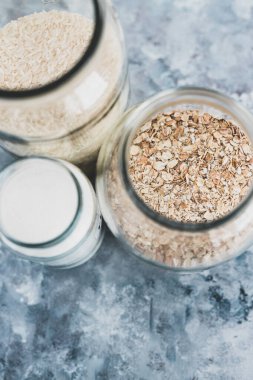 Vejetaryen kiler için sağlıklı bozulmaz gıda malzemeleri, yulaf unu ve pirinç dolu cam kavanozlar. 