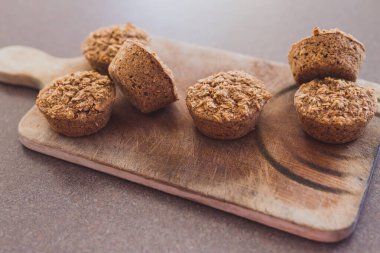 Evde pişirmek için sağlıklı vegan tatlıları, yulaflı kekler ve yulaf ezmesi tarçın ve badem sütünden yapılmış pasta.