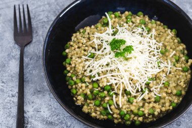 Sağlıklı bitkisel yemek tarifleri konsepti, vegan peynirli bezelye buğdaylı pesto.