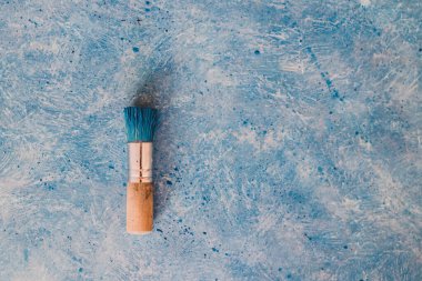 soyut desenli mavi ve beyaz tonlu bir resmin bitirilmiş çalışmasının üzerine fırçala