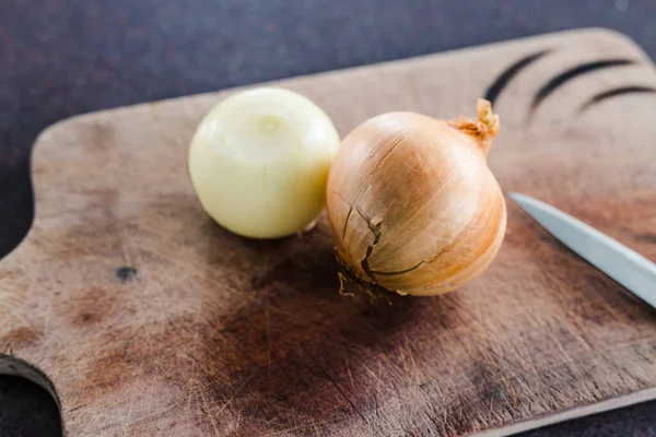 Hälsosamma Livsmedelsingredienser Och Ekologiska Produkter Koncept Lök Skärbräda Med Kniv — Stockfoto