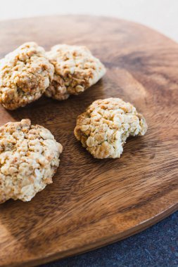 sağlıklı bitkisel yemek tarifleri konsepti, vegan anzac kurabiyeleri badem ve yulaflı kuru bisküviler