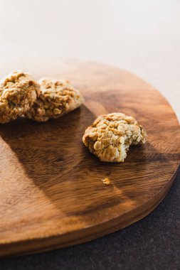 sağlıklı bitkisel yemek tarifleri konsepti, vegan anzac kurabiyeleri badem ve yulaflı kuru bisküviler